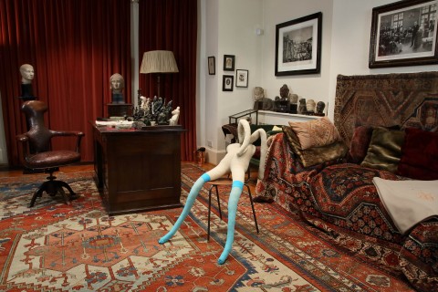 Sarah Lucas, Suffolk Bunny allestito nello studio di Freud - © Sadie Coles HQ and Freud Museum London