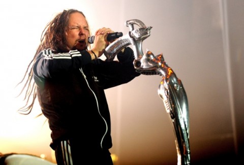 Jonathan Davis della band Korn, si esibisce con l'asta da microfono designed by H.R. Giger - photo Shirlaine Forrest/Wire Image