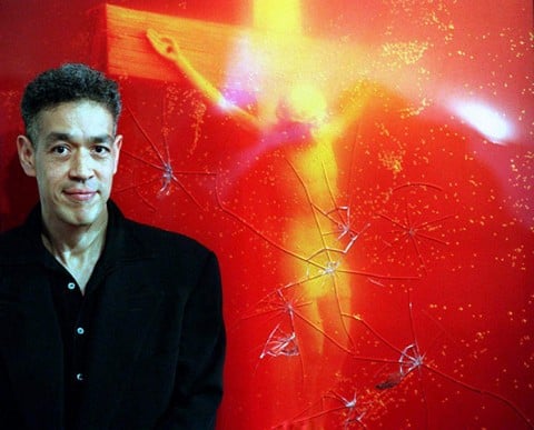 Andres Serrano stands in front of Piss Christ - fonte www.patheos.com