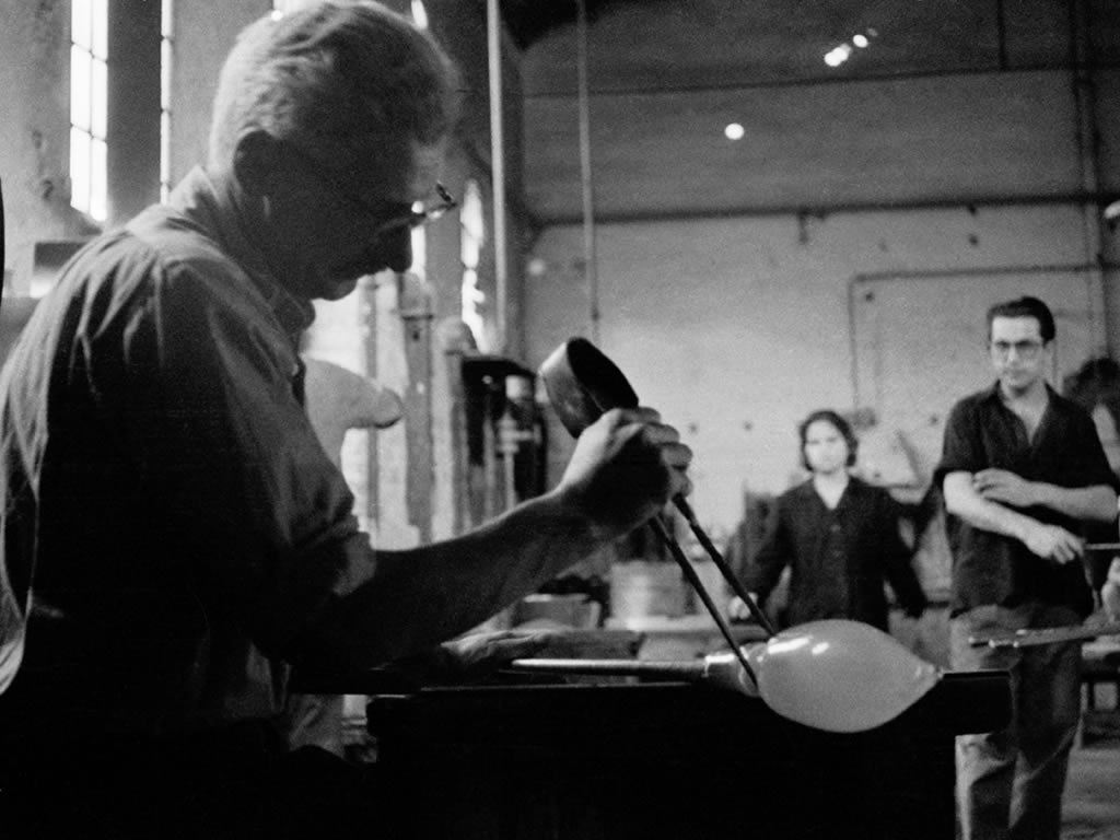 Fotografo Luigi Gigi Ferrigno Murano 1957. Reparto forni vetro lavorato a “mano volante” il maestro Guido Seguso modella un oggetto