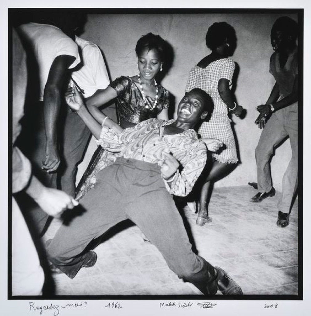 Malick Sidibé, Regardez moi !, 1962. Collection Fondation Cartier pour l’art contemporain, Parigi