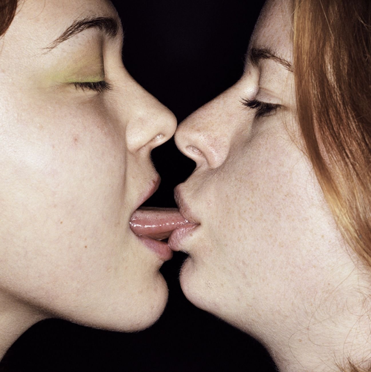Две русские лесбиянки целуются и делают куни