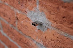 Metti una USB dentro a un muro. E il peer-to-peer diventa artistico…