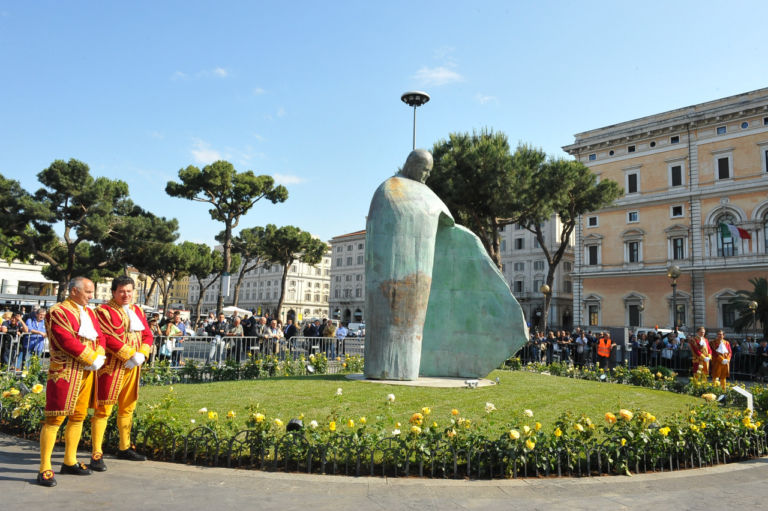 Oliviero Rainaldi Beato Giovanni Paolo II 9 Giù i veli: è del Beato Giovanni Paolo II la statua romana di Oliviero Rainaldi, ecco la fotocronaca…