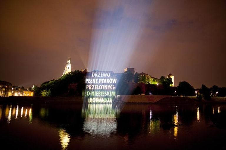 Jenny Holzer Indovinate un po’ dove si registra oggi la più alta concentrazione di critic-star? Sì, in Polonia. E a Cracovia esplode l’arte pubblica