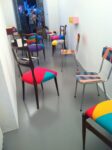 Le sedie di Martino Gamper al pianterreno della Fetta di Polenta Torino, si ricomincia. Una manciata di gallerie inaugurano all’unisono. Con ottima partecipazione di pubblico e buon livello di proposte artistiche