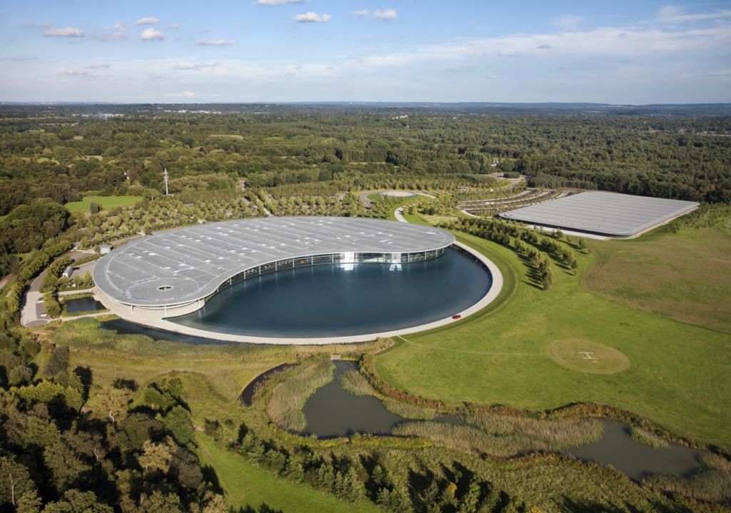 Per auto di classe, una casa di gran classe. E pure ecologica. Il miracolo di Foster + Partners si chiama McLaren Production Centre