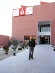 Angelo Bellobono allentrata dellécole supérieure des arts visuels de Marrakech Sulle cime innevate del… Marocco. Angelo Bellobono al lavoro con gli studenti di Marrakech, mentre prepara un progetto per le montagne dell’Atlante. Ecco un po’ di foto