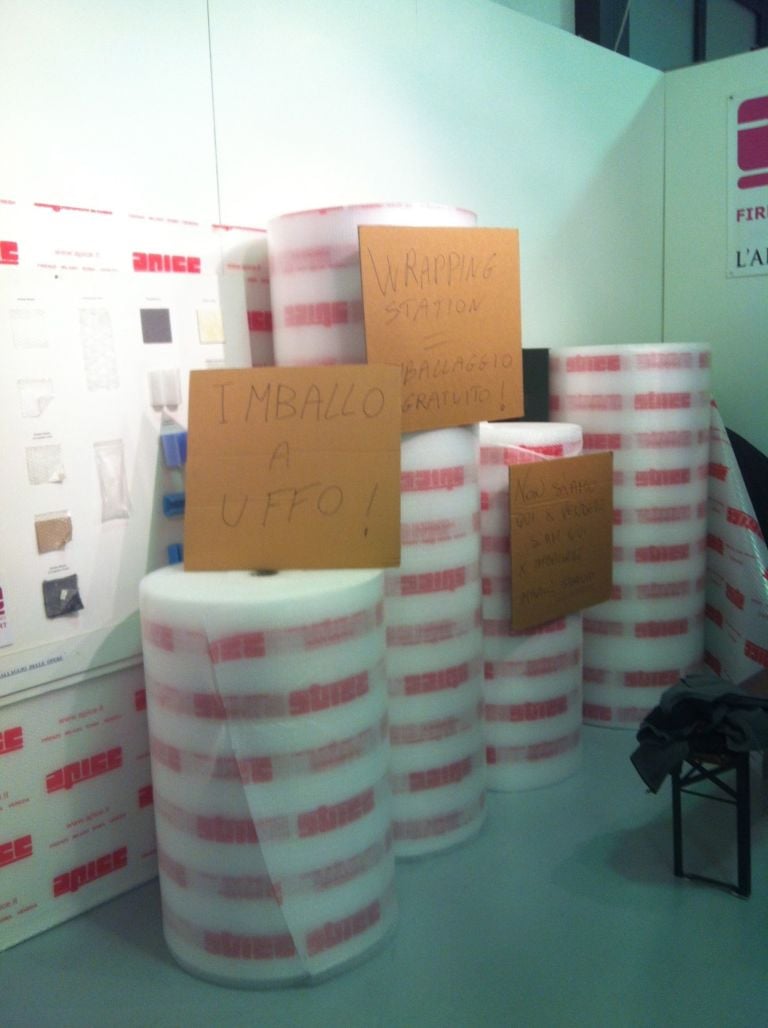 AAF Wrapping Station Affordable Art Fair Updates: vernice innevata, vernice fortunata. Un po’ di foto-buzz dalla preview milanese al Superstudio Più