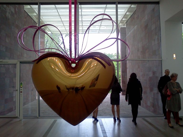 IMG284 A Basilea è di scena Sua Maestà Jeff Koons, per una grande retrospettiva inaugurata alla Fondazione Beyeler. Avete tempo fino al 2 settembre, ma intanto sbirciate tra le nostre foto…