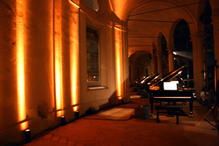 Piano City 2012 Rotonda della Besana Milano 2 Manuel Felisi, Vinicio Capossela e la pioggia. Fra musica e arte contemporanea, spettacolo a Milano per Piano City alla Rotonda della Besana. E anche fuori…