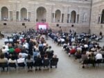 Reggio Emilia Fotografia Europea 1 Una spiaggia, in centro storico. Dai chiostri di San Pietro prende il via a Reggio Emilia Fotografia Europea, ecco le prime immagini live…