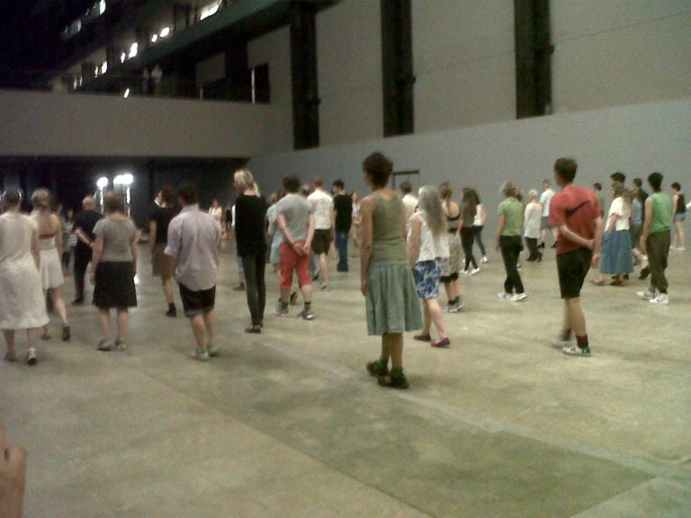 Tino Sehgal These Associations Turbine Hall Tate Modern Londra foto Aldo Colella 10 È impossibile da raccontare, noi ci proviamo con tante immagini. Ecco una full immersion fotografica nel nuovo progetto di Tino Sehgal alla Tate Modern