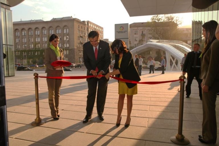 Massimiliano e Doriana Fuksas Tbilisi Public Service Hall il taglio del nastro foto Public Service Hall Undici petali per Tbilisi. Freschi dei successi francesi, Massimiliano e Doriana Fuksas volano nella capitale georgiana per inaugurare il Public Service Hall