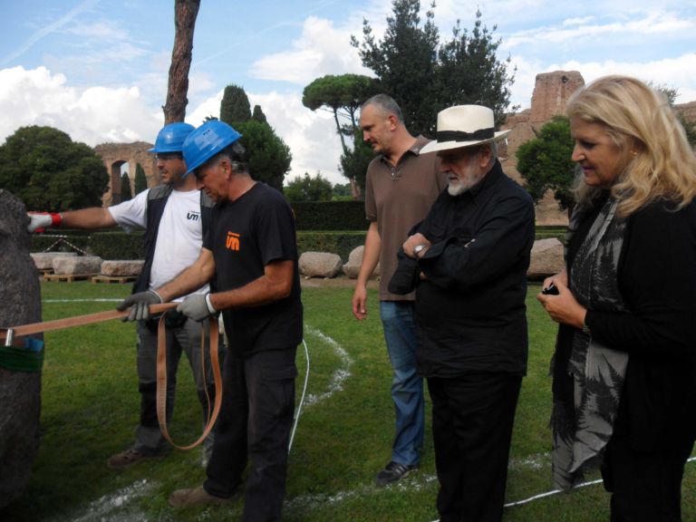 Michelangelo Pistoletto Il Terzo ParadisoTerme di Caracalla 5 Dalla moda milanese all’antichità imperiale. Transfert vertiginoso per Il Terzo Paradiso di Pistoletto, che approda a Roma alle Terme di Caracalla: ecco le foto esclusive del backstage con Michelangelo a lavoro