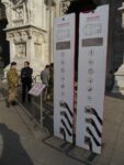 I pannelli al Duomo di Milano Souvenir fai da te? A Milano si pagano pure quelli: da oggi costa due euro fotografare l’interno del Duomo. Un’operazione per raccogliere i fondi necessari agli ormai costanti lavori di restauro