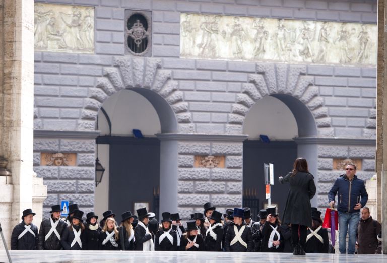 Monica Biancardi backstage spot Verdi foto Francesco Squeglia 1 Un’artista, mille lire e un ritratto di Boldini. A Napoli il Teatro San Carlo celebra Giuseppe Verdi con una performance “corale” di Monica Biancardi: tante foto nella gallery…