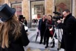 Monica Biancardi backstage spot Verdi foto Francesco Squeglia 5 Un’artista, mille lire e un ritratto di Boldini. A Napoli il Teatro San Carlo celebra Giuseppe Verdi con una performance “corale” di Monica Biancardi: tante foto nella gallery…