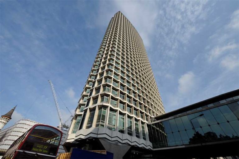 centre point nw270609 1 Metti un grattacielo a ispirare una collezione moda. I modelli di Eley Kishimoto e i progetti di Hat-Trick per il Centre Point di Londra: 34 piani e 50 anni di storia, per un edificio che torna a essere icona culturale