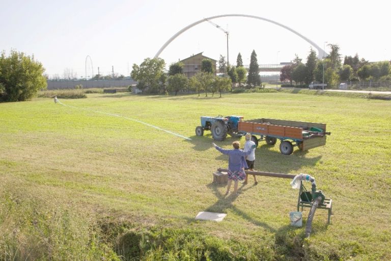 Tim Davis The Hose da Il tecnogiro dell’ornitorinco 2009 Quel treno per il Maxxi. La TAV soggetto per la ricerca socio-ambientale di dieci fotografi internazionali: ecco le immagini in anteprima della mostra romana