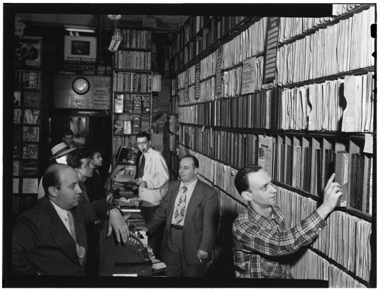 I jazzisti Milt Gabler Herbie Hill Lou Blum Jack Crystal al Commodore Record Shop Agosto 1947 foto Gottlieb Nel (micro)solco del mito: si celebra il Record Store Day, giornata internazionale dell’orgoglio vinile, con 400 edizioni a tiratura limitata destinate al mercato dei collezionisti. Che fa boom, crescendo solo nell’ultimo anno, in Italia, del 46%