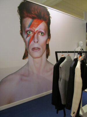 David Bowie addicted? Arriva a Londra il concept store per i fan sfegatati. Gadget, memorabilia, riviste, trucchi, costumi: una collaborazione tra Selfridges e il V&A