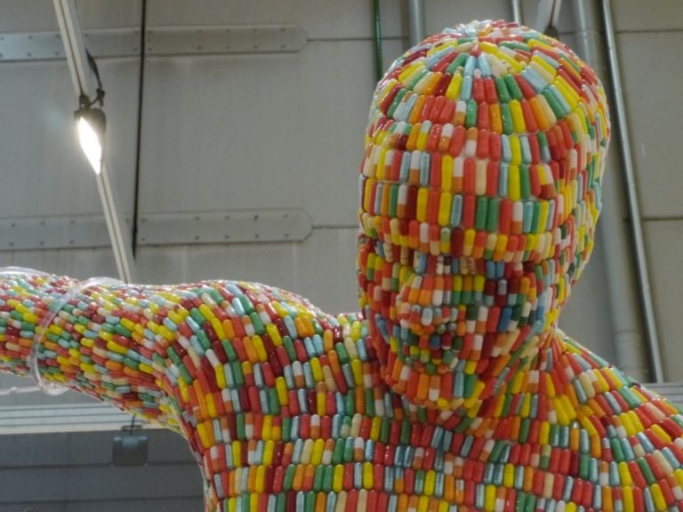 Scultura in pillole per Erik Ravelo Milano Updates: prendete e mangiatene tutti! Dal pane di Boccalini alle patatine di Picco, passando per la pizza di Bader, a MiArt è un profluvio di arte edibile. Per chi è rimasto alla zuppa Campbell, ecco un doveroso censimento