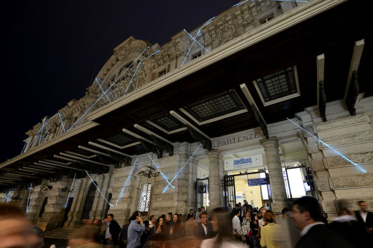 Bianco Valente Relational Stazione di Mergellina Napoli foto Mexico Photographics 4 Le nostre reti? Analisi sulla società 2.0. A Napoli l’ultimo progetto “relazionale” di Bianco-Valente: ecco il fotoreport dell’opening alla Stazione di Mergellina