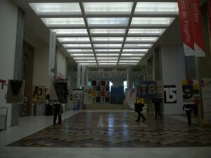 Il MAGA è vivo e lotta a Milano: nella giornata in cui si celebrano gli 80 anni della Triennale inaugura la mostra “in trasferta” del museo di Gallarate, danneggiato da un incendio nello scorso mese di febbraio