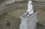 alison Biennale Updates: un nuovo landmark per la Laguna. La Alison Lapper gonfiabile di Marc Quinn giganteggia su Canal Grande direttamente da Londra 2012. Microvideo dell'installazione