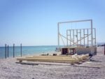 1013123 139120176294732 796219920 n Fervono i preparativi sulla spiagia di Marzocca, a Senigallia. Sta per partire la lunga notte di Demanio Marittimo.KM-278, tra musica, performance, incontri e buon cibo. Le foto del cantiere, lo spot e un'intervista a Ron Gilad