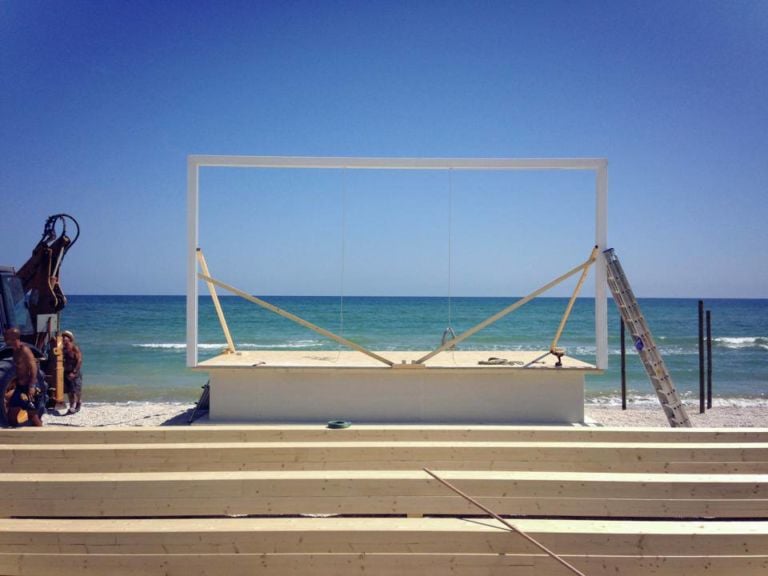 998692 139120272961389 2102967779 n Fervono i preparativi sulla spiagia di Marzocca, a Senigallia. Sta per partire la lunga notte di Demanio Marittimo.KM-278, tra musica, performance, incontri e buon cibo. Le foto del cantiere, lo spot e un'intervista a Ron Gilad