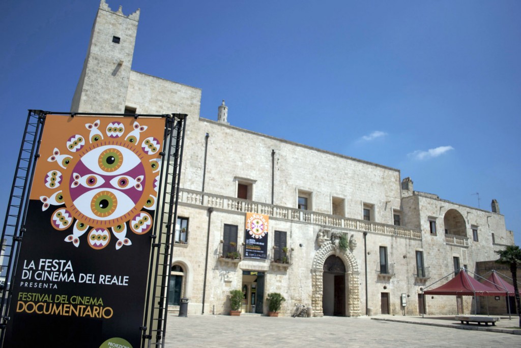 Una festa del cinema nel Salento. Sguardi sul reale, miscelando musica, sogni e immagini di città contemporanee. Decima edizione, nei dintorni di Lecce