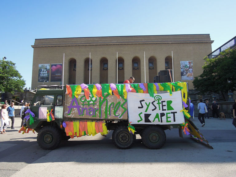 1 Anarkrew Göteborg Updates: uomini albero, manifesti queer e ballerine di samba. Il carnevale svedese invade la città e anche la Biennale