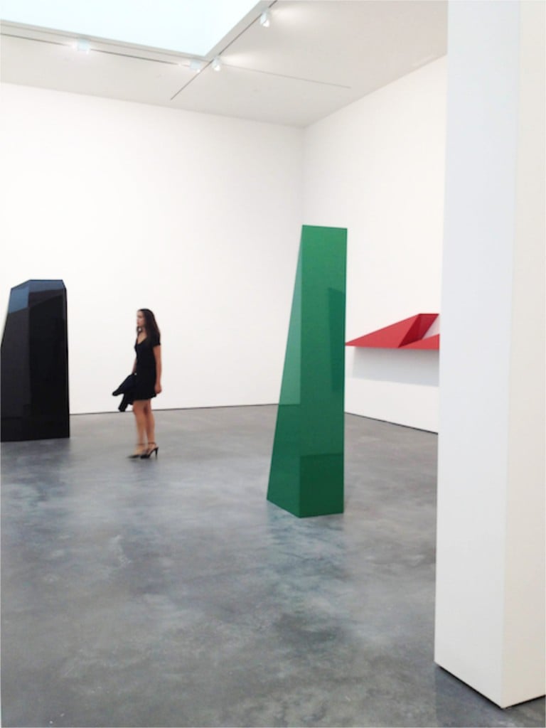 John McCracken @ David Zwirner NY La mensola, la tavola da surf e le forme arcaiche. McCracken da Zwirner