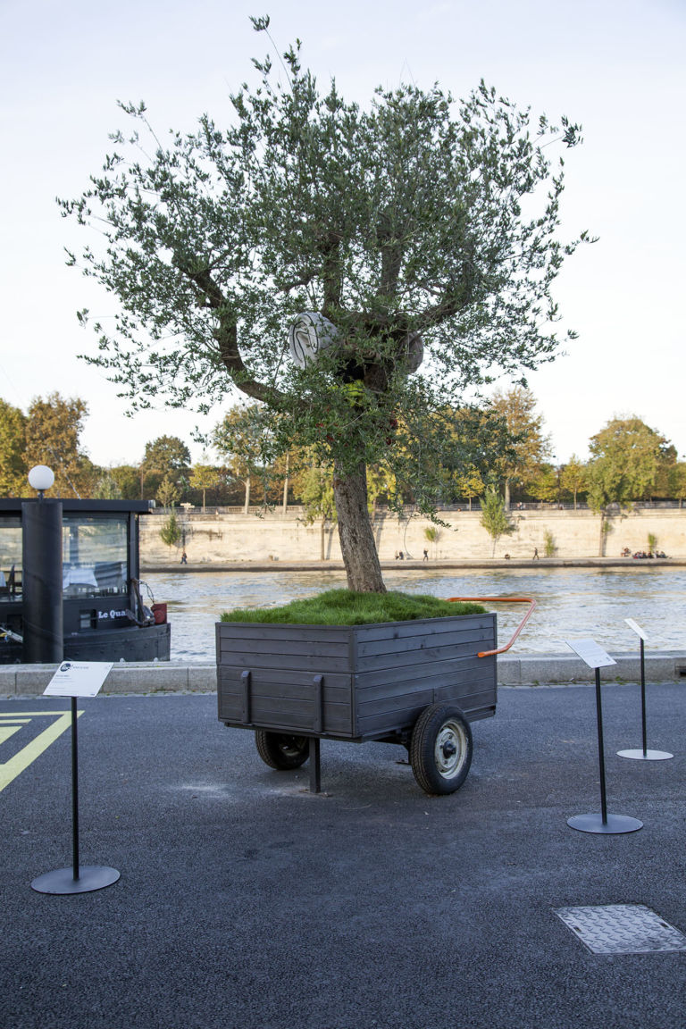 Ana Gallardo Production SAM Art Project Paris Updates: quel che resta della Fiac. Installazioni scultoree visibili fino a metà novembre a Berges de Seine, qui ci sono le immagini