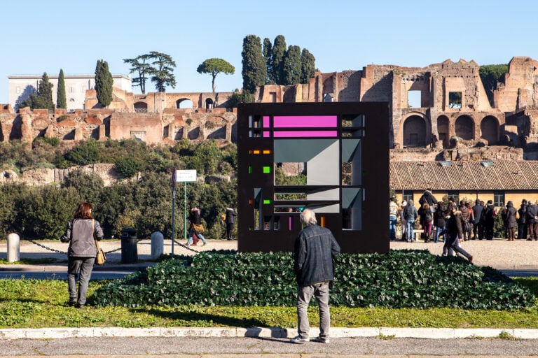 Francesco Visalli Omaggio a Mondriaan Roma 4 La misteriosa scultura sopra al Circo Massimo e di fronte di Fori Imperiali. Ecco il monolite bifronte Omaggio a Mondriaan di Francesco Visalli. Occasione per parlare ancora di arte pubblica