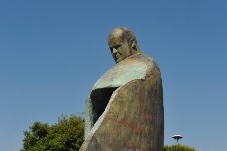 Il monumento a Giovanni Paolo II di Oliviero Rainaldi a Roma Il monumento a Giovanni Paolo II di Oliviero Rainaldi a Roma? È uno degli undici più brutti del mondo. Parola di CNN