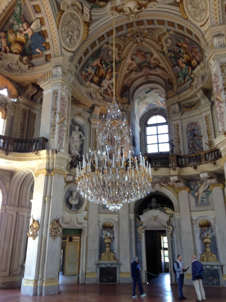 Piccoli Principi a Stupinigi. Mostra inaugurale del nuovo corso del Museo Juvarriano alle porte di Torino. Collaborazioni col Louvre che apre il dipartimento decori chiuso dal 2005