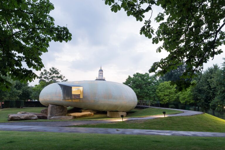 Smiljan Radić Serpentine Gallery Pavilion 2014 photo Iwan Baan Da Londra le prime immagini del Serpentine Pavilion 2014, firmato dal cileno Smiljan Radić. Una conchiglia a Kensington Gardens