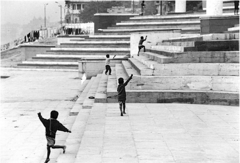 Ferdinando Scianna India Benares 1997 Courtesy of Artistocratic Profumo di Sicilia. Ferdinando Scianna a Roma