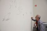 Ricardo Lanzarini Wall drawing Italiani in trasferta. Il “Cadavre exquis” nel terzo millennio. Al Museo MSK di Gent, in Belgio, Andrea Bianconi in febbrile interscambio con altri due pittori: ecco le immagini