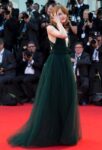 Emma Stone Venezia Updates: bellezze ai red carpet. Tra la divina Emma Stone e la geniale Sandy Powell, spuntano pure la D'Urso e la Santanché...