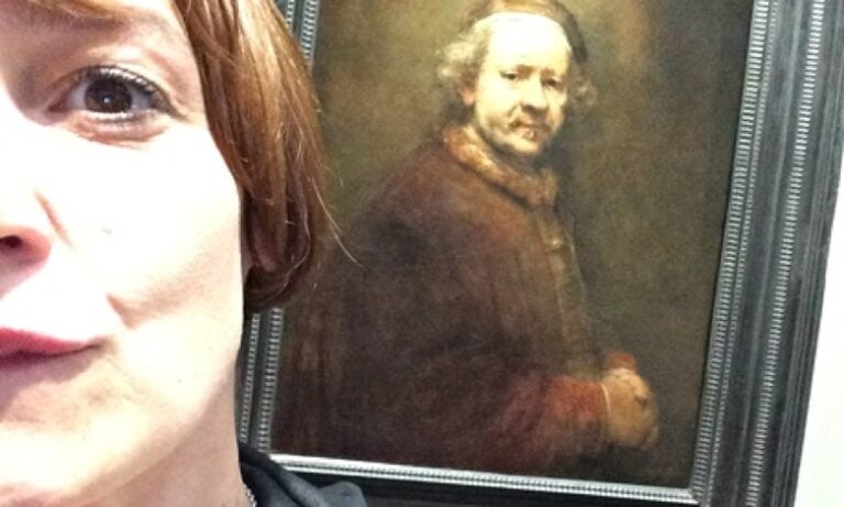 Il selfie di Zoe Williams con Rembrandt foto The Guardian Fotografie al museo sì o no? La National Gallery di Londra si arrende alla selfie-mania: impossibile ormai gestire i divieti