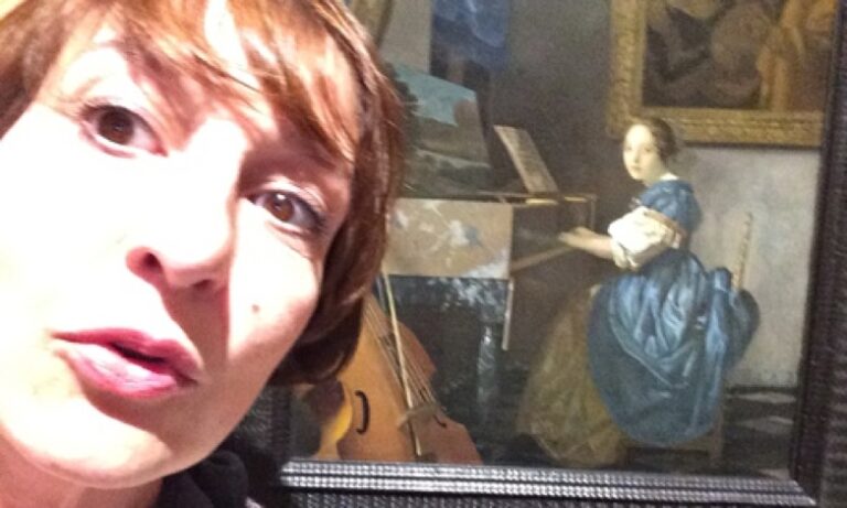 Il selfie di Zoe Williams con Vermeer foto The Guardian Fotografie al museo sì o no? La National Gallery di Londra si arrende alla selfie-mania: impossibile ormai gestire i divieti