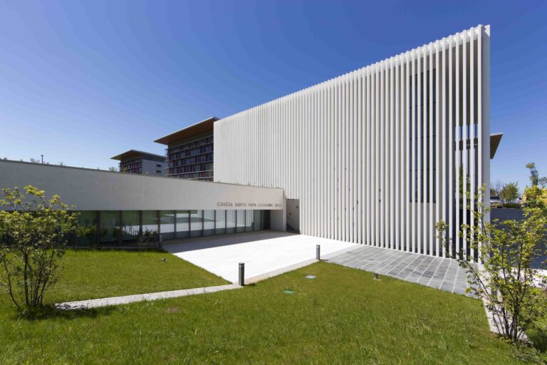 La chiesa del Nuovo Ospedale PG23 di Bergamo Arte contemporanea e fede. Inaugura a Bergamo una chiesa all’avanguardia