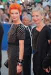 Sandy Powell e Jessica Hausner Venezia Updates: bellezze ai red carpet. Tra la divina Emma Stone e la geniale Sandy Powell, spuntano pure la D'Urso e la Santanché...