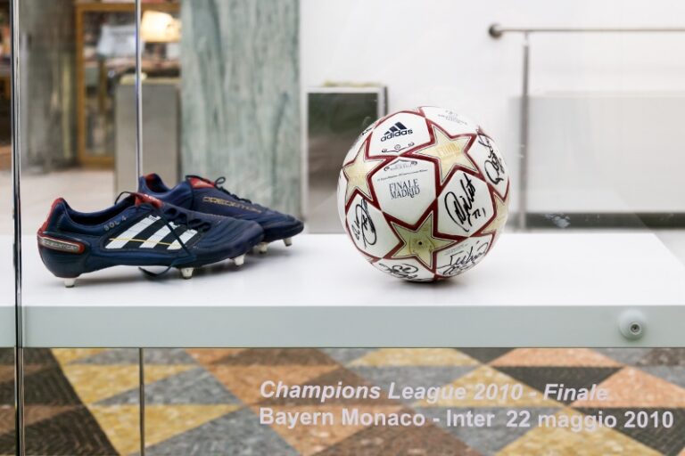 Javier Zanetti in mostra alla Triennale 3 Javier Zanetti, campione da museo: in mostra alla Triennale di Milano i cimeli dell’ex capitano dell’Inter. E i trofei del mitico Triplete