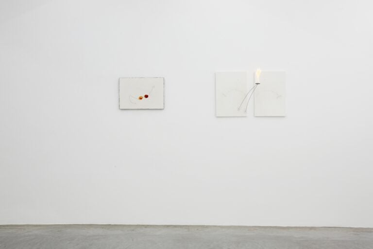 Installation View Pier Paolo Calzolari Ronchini Gallery 23 January 7 March 2015 Courtesy Ronchini Gallery 5 Tante immagini dalla personale di Pier Paolo Calzolari alla Ronchini Gallery di Londra. Fra luce, materia e tempo