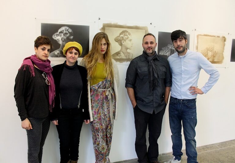 Maria Francesca Palmerio e Anna Dusi curatrici delle due mostre con gli artisti Tea Falco e Stefano Galli e Chris Halmo collezionista Italiani in trasferta. Una personale di Tea Falco e una collettiva di giovani fotografi tricolori: immagini dalla Bergamot Station di Santa Monica, in California